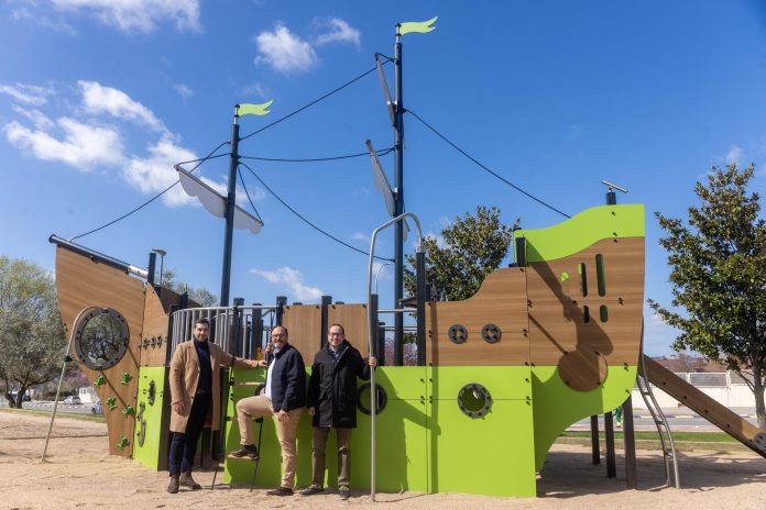 Así de imponente es el barco pirata que ha quedado varado en uno de los parques de Guadalajara.