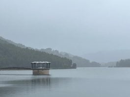 Espectacular el nivel alcanzado por Beleña, que poco a poco se va reduciendo. La imagen es de la tarde del 9 de marzo, cuando estaba incluso mas alto que ahora. Sus desembalses tienen incidencia directa en la capital.