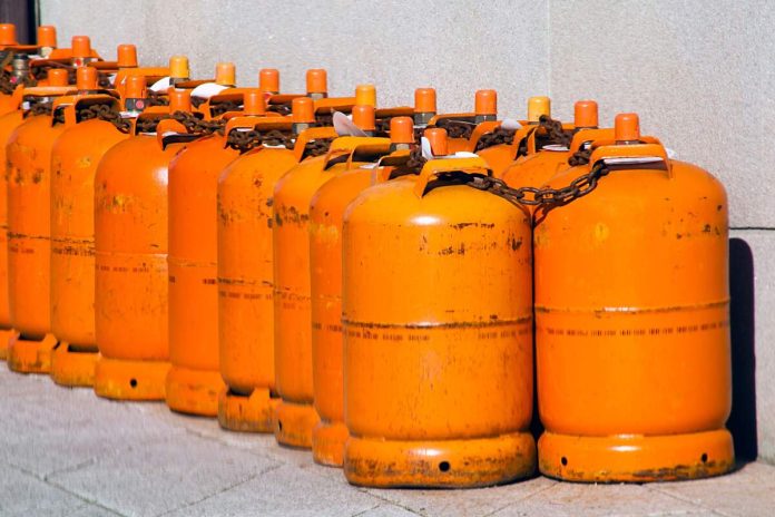 Robar las bombonas en algunos sitios no es tan fácil, sobre todo si las tienen encadenadas, como en la imagen.