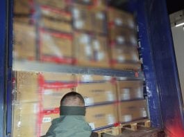 El camión estaba cargado hasta los topes de ropa deportiva de marca. La Guardia Civil consiguió evitar que lo desvalijaran. (Foto: GC)