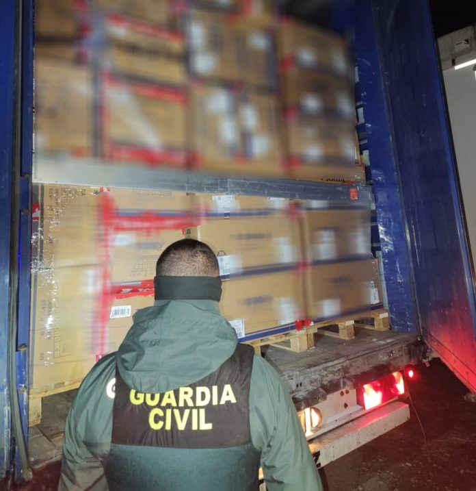 El camión estaba cargado hasta los topes de ropa deportiva de marca. La Guardia Civil consiguió evitar que lo desvalijaran. (Foto: GC)