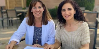 A la izquierda, Amelia Guzmán, alcaldesa de Carranque, en el momento de firmar con Vox el pacto de gobierno que ha estado en vigor desde 2023 en ese pueblo toledano.