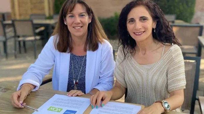 A la izquierda, Amelia Guzmán, alcaldesa de Carranque, en el momento de firmar con Vox el pacto de gobierno que ha estado en vigor desde 2023 en ese pueblo toledano.