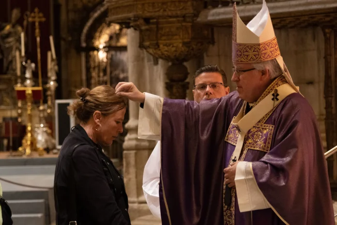 Imposición de la ceniza en la catedral de Sevilla.