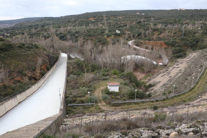 Desembalse de agua en Beleña el 20 de marzo de 2025.