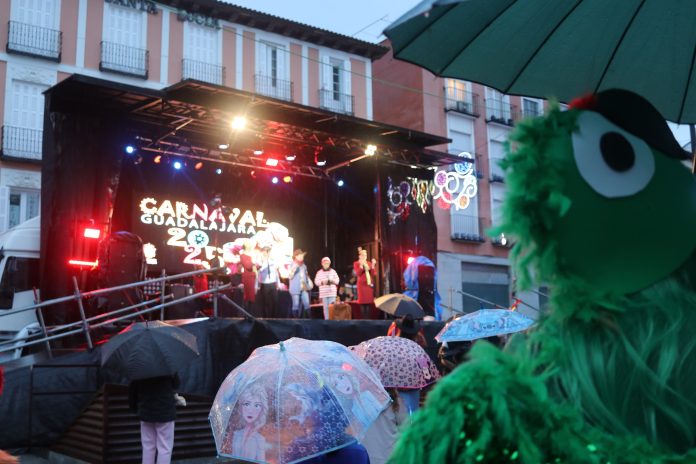 La lluvia se hizo demasiado presente en el desfile de disfraces del Carnaval de Guadalajara de este 2025.