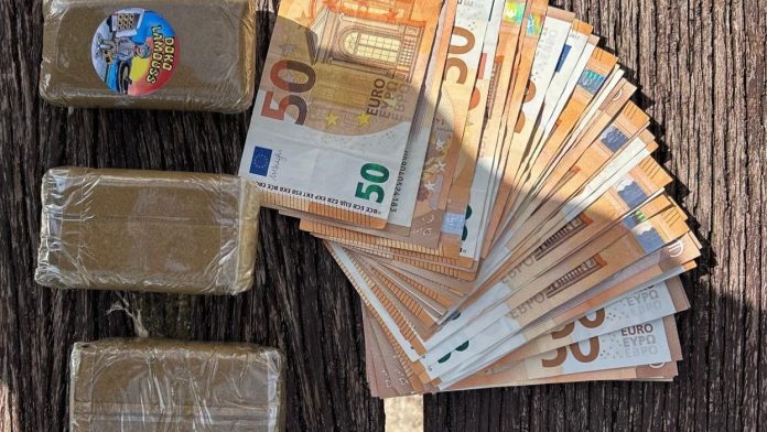 Dinero y hachís incautados a un hombre detenido en Azuqueca de Henares. (Foto: Guardia Civil)
