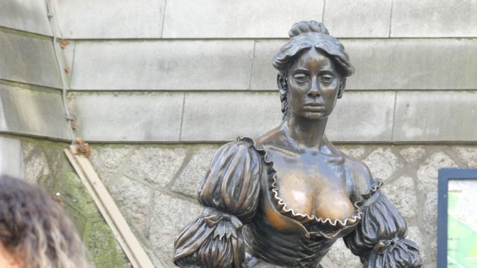 La estatua de Molly Malone, en Dublín, y los efectos de decenas de miles de sobones y sobonas desde 1988. (Foto: La Crónic@)