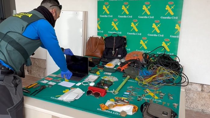 Efectos recuperados tras la detención de los dos presuntos ladrones de Brihuega. (Foto: Guardia Civil)
