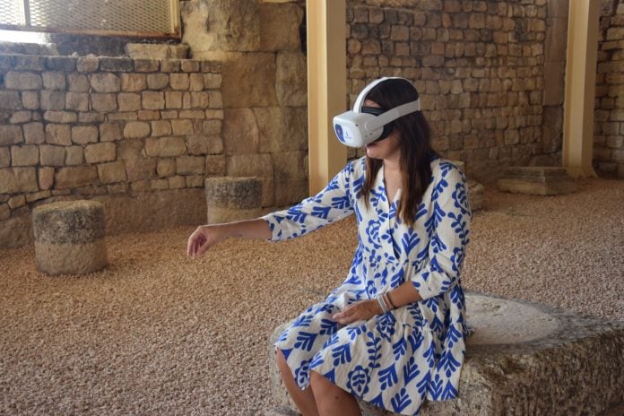 Segóbriga vuelve al pasado ofreciendo a visitantes gafas de realidad virtual para conocer la ciudad de hace 2.000 años Visitante del Parque Arqueológico de Segóbrica usando unas gafas de realidad virtual para conocer cómo era la ciudad hace 2.000 años.