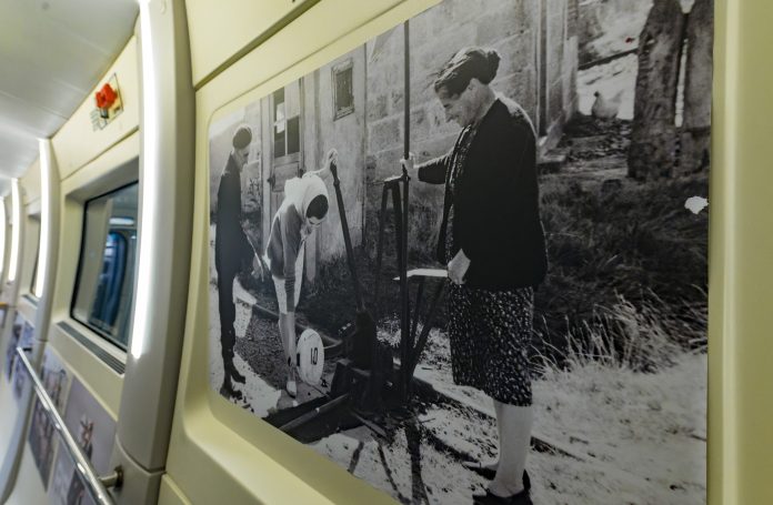 Una de las imágenes de la exposición rodante organizada por Renfe con motivo del 8M de 2025.