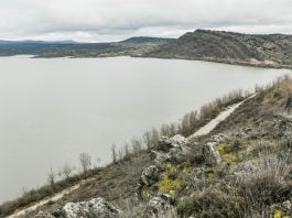 Rotunda la imagen que presentaba este lunes el pantano de Alcorlo, lleno hasta los topes. (Foto: Rafa Martín / EP)