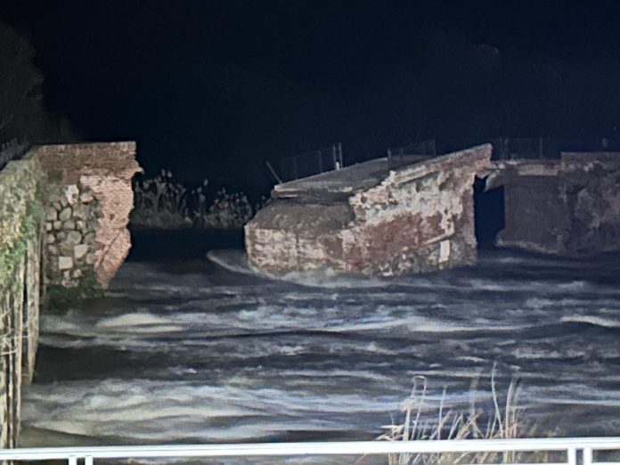 Derrumbe del Puente Romano en Talavera en la noche del 22 de marzo de 2025.