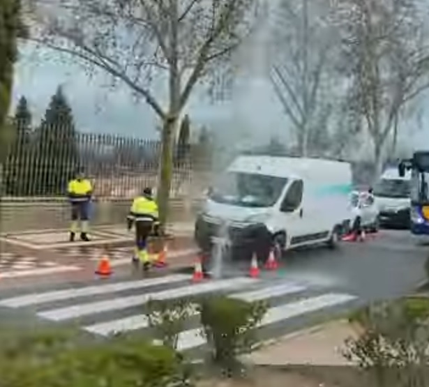 La fuga de agua ha dejado sin suministro temporalmente a los vecinos de Santa María Micaela.