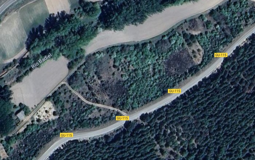 En Ledanca, el río Badiel discurre parejo a la carretera. A veces, demasiado cerca. (Foto: Google Maps)