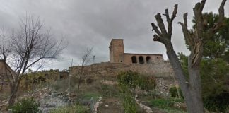 El río Henares discurre por debajo del caserío de Moratilla. (Foto: Google Maps)