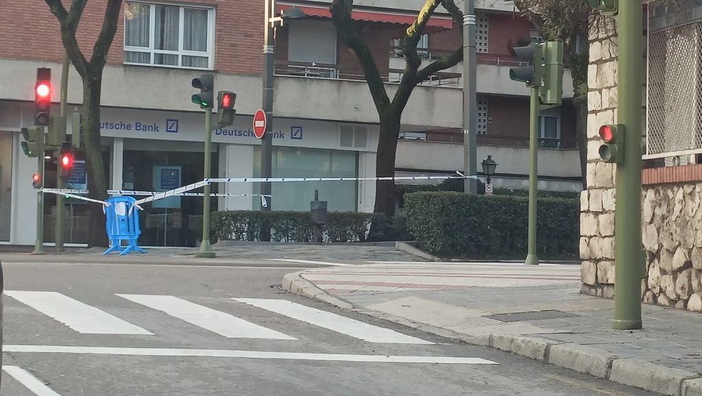 El Paseo de las Cruces está "encintado" en toda su longitud en la parte central. (Foto: La Crónic@) 
