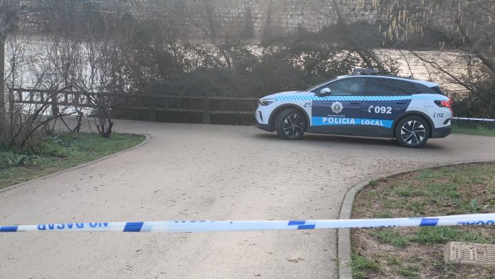 La Policía Local vigila que se respete la prohibición de transitar por la orilla del Henares mientras dure la actual crecida del río. (Foto: La Crónic@)