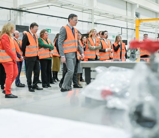 Pedro Sánchez visitó la fábrica de Cummins en Guadalajara el 18 de marzo de 2025, apenas un año antes de las peores noticias posibles.
