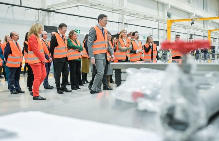 Pedro Sánchez visitó la fábrica de Cummins en Guadalajara el 18 de marzo de 2025, apenas un año antes de las peores noticias posibles.