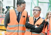 Pedro Sánchez y García-Page en Guadalajara, juntos en la visita a una empresa estadounidense.