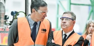 Pedro Sánchez y García-Page en Guadalajara, juntos en la visita a una empresa estadounidense.