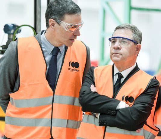 Pedro Sánchez y García-Page en Guadalajara, juntos en la visita a una empresa estadounidense.
