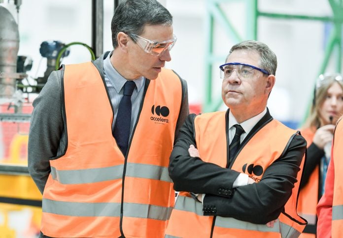 Pedro Sánchez y García-Page en Guadalajara, juntos en la visita a una empresa estadounidense.