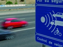 Señal de un radar fijo, como el que anuncia la DGT para una carretera de Guadalajara.
