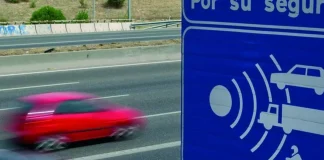 Señal de un radar fijo, como el que anuncia la DGT para una carretera de Guadalajara.
