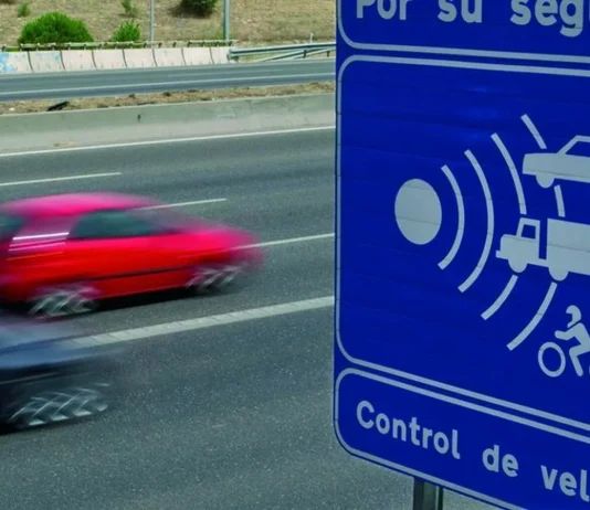 Señal de un radar fijo, como el que anuncia la DGT para una carretera de Guadalajara.