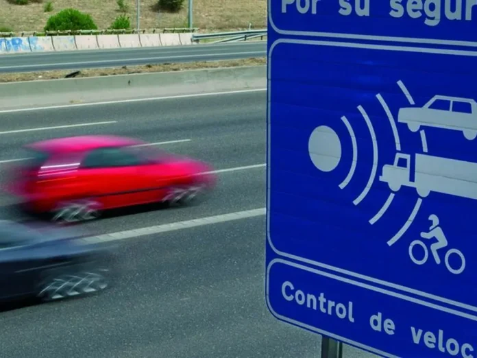 Señal de un radar fijo, como el que anuncia la DGT para una carretera de Guadalajara.
