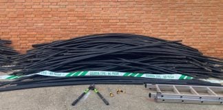 Parte de la carga de cables de cobre que transportaba el individuo detenido en la A-2, junto con el útil para cortarlo. (Foto: Guardia Civil)