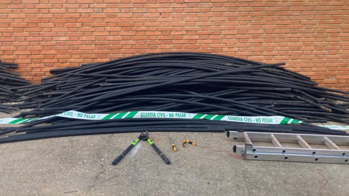 Parte de la carga de cables de cobre que transportaba el individuo detenido en la A-2, junto con el útil para cortarlo. (Foto: Guardia Civil)