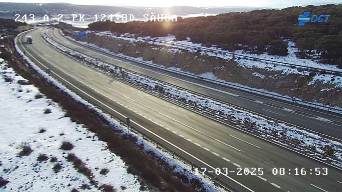 Primeras horas del lunes en Saúca, sin apenas nieve. (Foto: DGT)