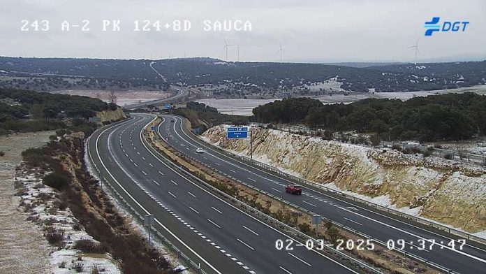 Apenas unos copos habían caído durante la madrugada en la A-2 a la altura de Saúca. (Foto: DGT)