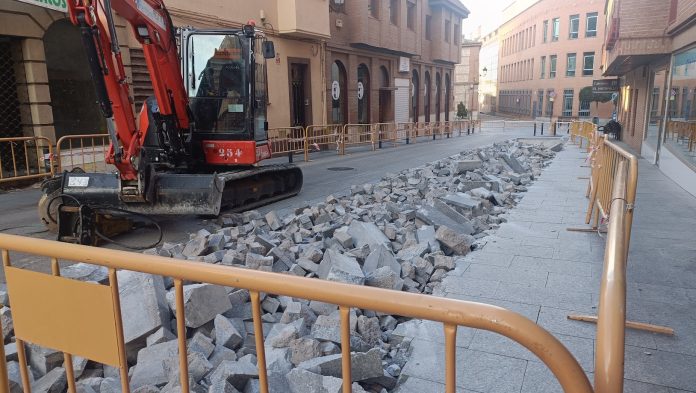 Trabajos en la Travesía de Santo Domingo en febrero de 2025, un mes de fuerte caída en el número de trabajadores extranjeros en Guadalajara. (Foto: La Crónic@)