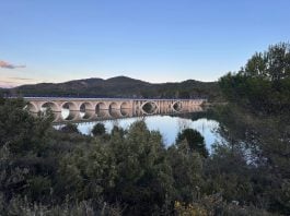 El viaducto es una buena referencia para saber el nivel del pantano de Entrepeñas. La imagen es del pasado mes de marzo.