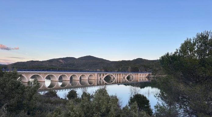 El nivel de Entrepeñas empieza a bajar El viaducto es una buena referencia para saber el nivel del pantano de Entrepeñas. La imagen es del pasado mes de marzo.