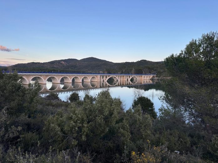 El viaducto es una buena referencia para saber el nivel del pantano de Entrepeñas. La imagen es del pasado mes de marzo.