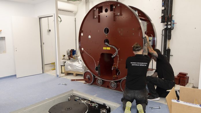 Primeras fases de la instalación del acelerador lineal contra el cáncer en el Hospital de Guadalajara, en abril de 2025.