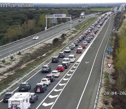 Atasco a la altura de Algora en la A-2 el Domingo de Resurrección de 2025. (Foto: DGT)