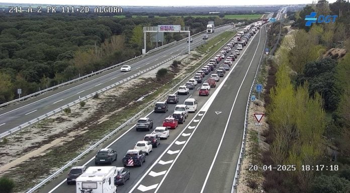 Atasco a la altura de Algora en la A-2 el Domingo de Resurrección de 2025. (Foto: DGT)