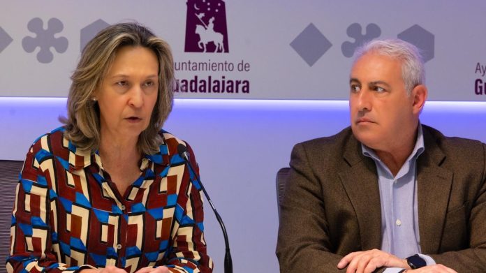 Ana Guarinos y Chema Antón en el balance de los realizado durante el mes de crecidas del río Henares a su paso por Guadalajara.