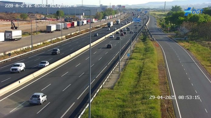 Estado del tráfico en la A-2 a la altura de Azuqueca a las 9 de la mañana del martes, tras el apagón. (Foto: DGT)