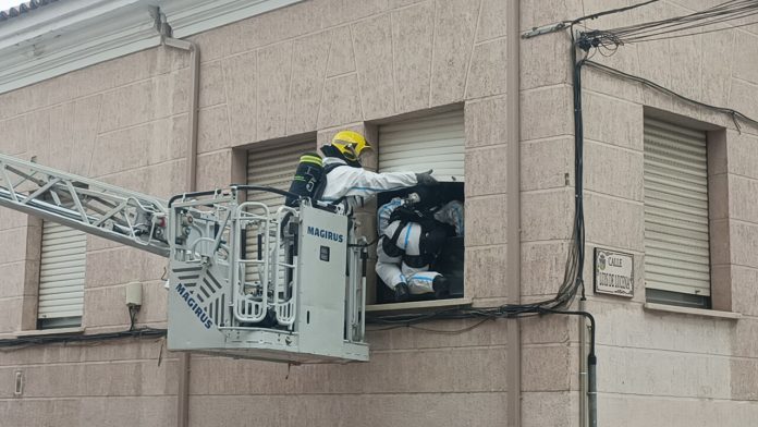 Momento en que los bomberos logran acceder al interior de la vivienda de la fallecida. (Foto: La Crónic@)