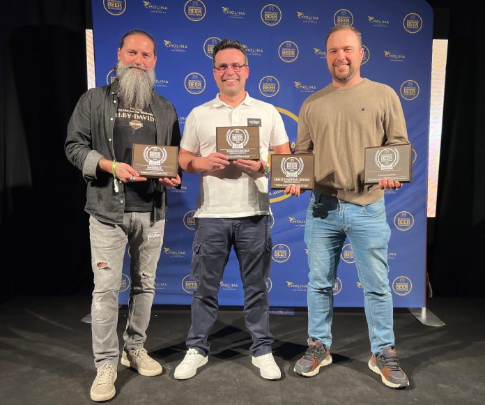 Los responsables de Cervezas Arriaca, con parte de la última oleada de galardones.