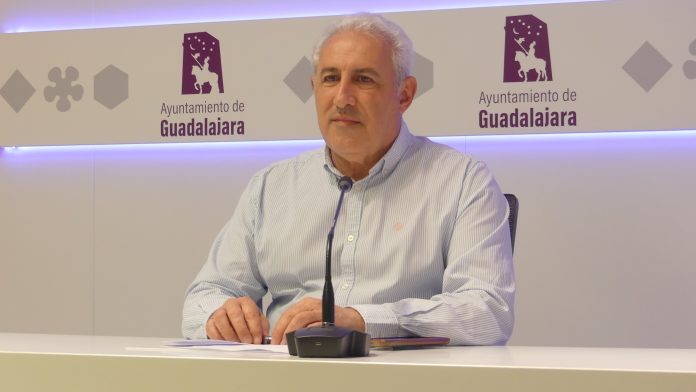 Chema Antón, en su comparecencia de este martes en el Ayuntamiento de Guadalajara. (Foto: La Crónic@)