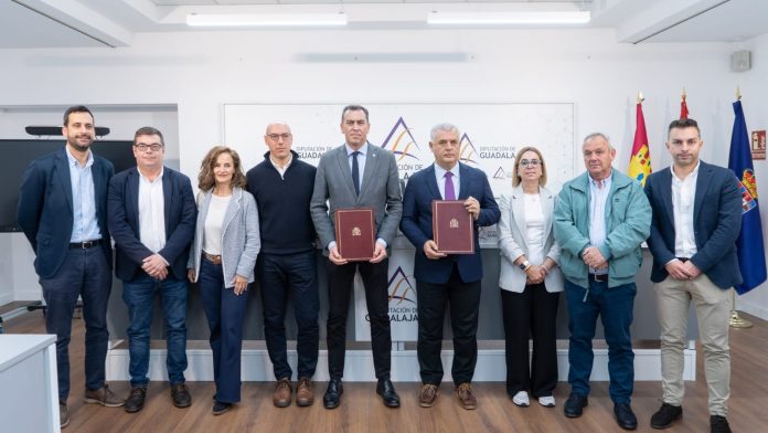 Asistentes a la firma del convenio sobre cauces firmado entre la Confederación Hidrográfica del Tajo y la Diputación de Guadalajara.