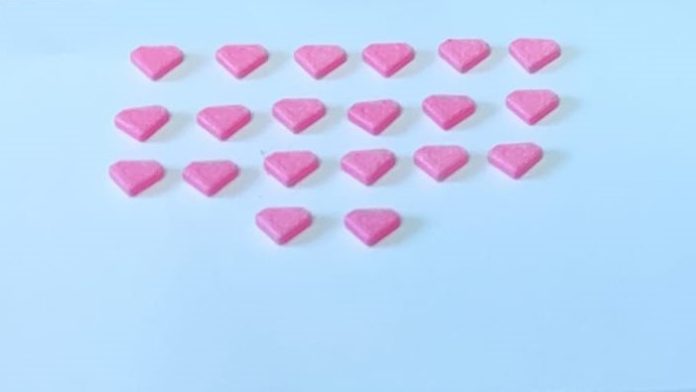 Una veintena de pastillas de éxtasis entre lo mucho decomisado por la Guardia Civil a un sujeto el 7 de abril de 2025 en Torija.